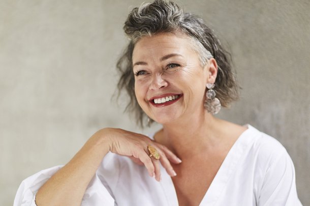 oudere vrouw met sieraden