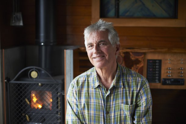 Oudere man bij het haardvuur