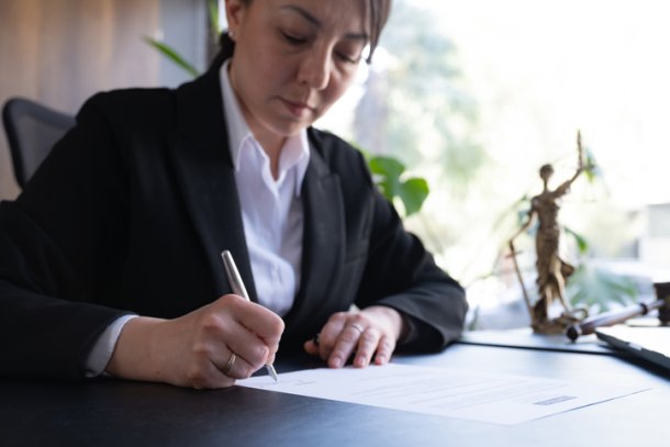 Notaris werkt aan haar bureau