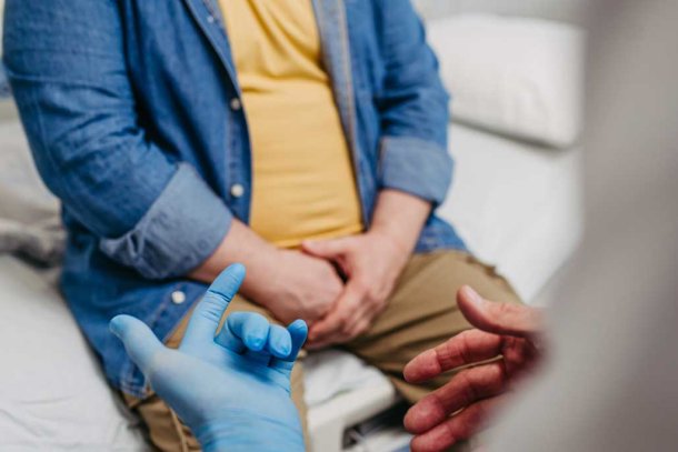 Man bij arts voor prostaatonderzoek