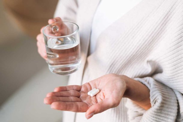 Vrouw neemt vitamines