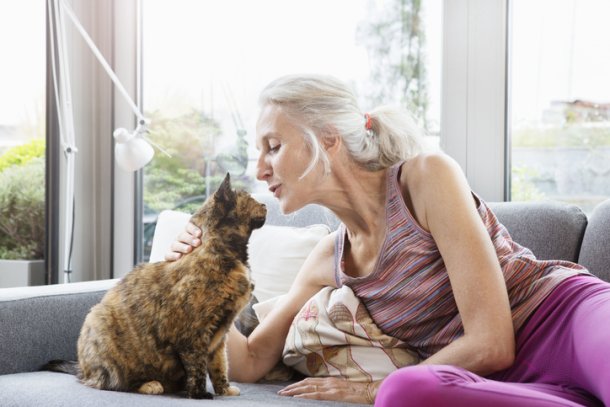 Vrouw met kat in de huiskamer