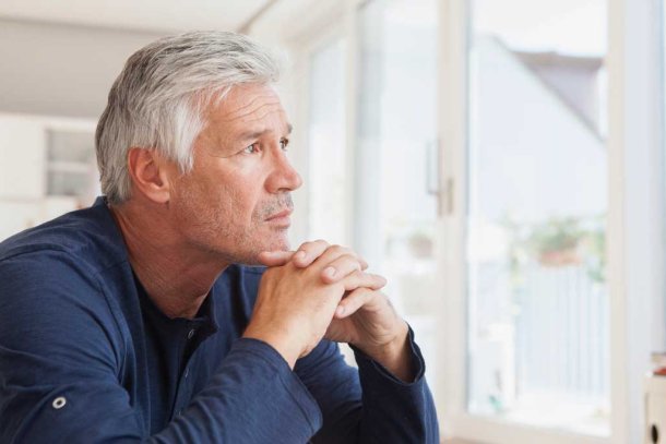 Man kijkt zorgelijk naar buiten