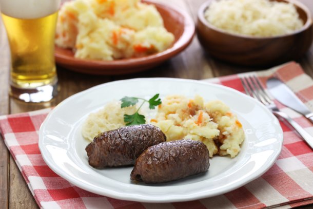Rundervink op een bord met aardappelen