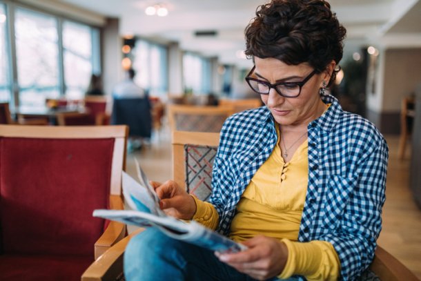 Vrouw leest stripboek