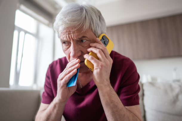 Man schrikt aan de telefoon 