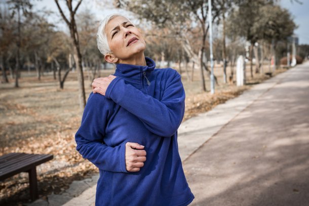 oudere vrouw met schouderpijn