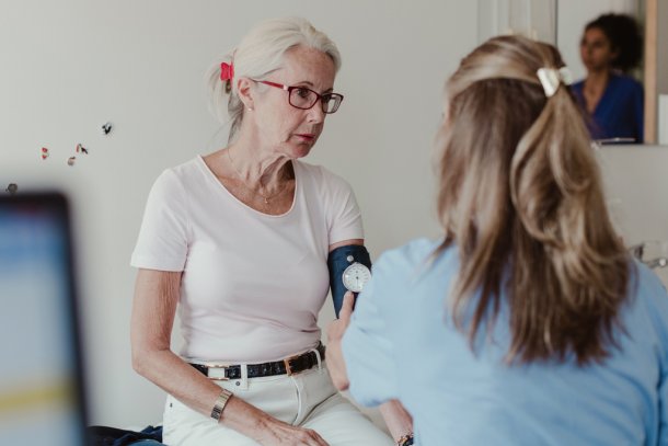 oudere vrouw laat bloeddruk meten
