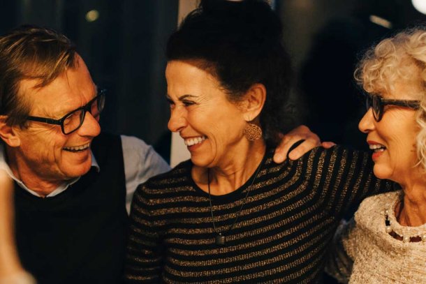 Vriendengroep heeft een gezellige avond thuis