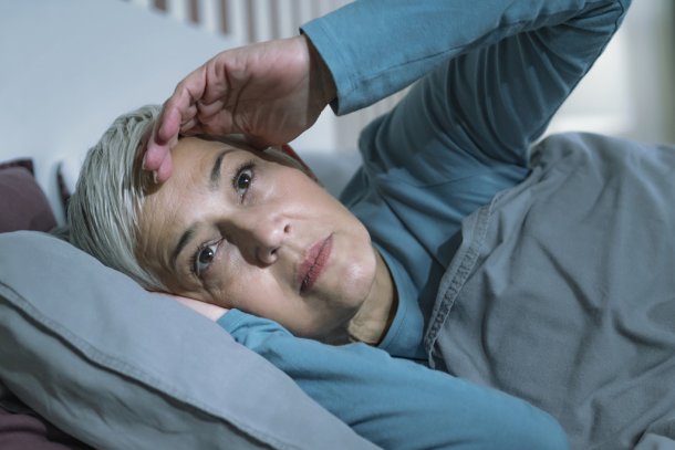 vrouw met slaapproblemen bij dementie