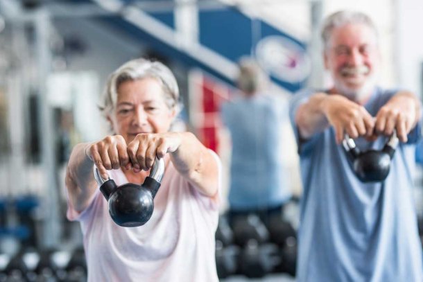 Twee fitte senioren trainen met gewichten