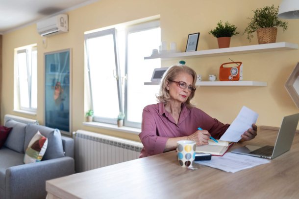 Vrouw is thuis bezig met de administratie