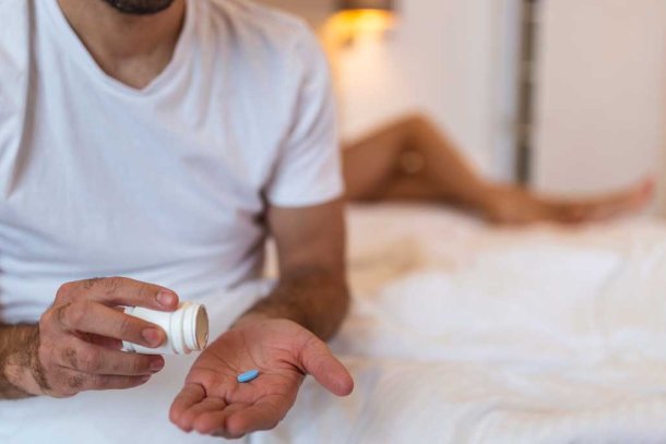 man neemt Viagra