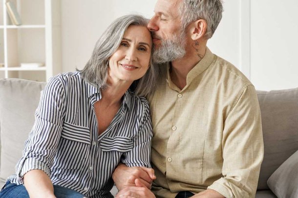 Ouder stell kussend op de bank