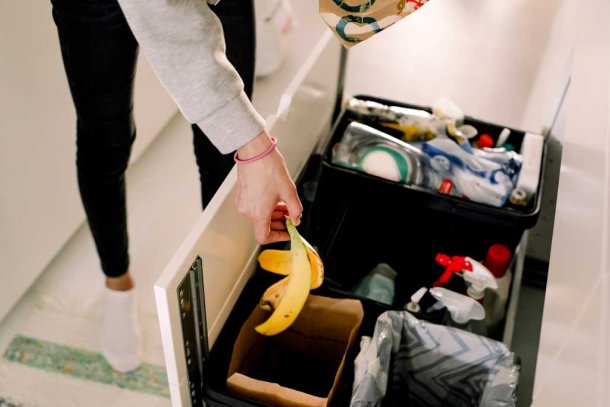 Vrouw gooit bananenschil weg