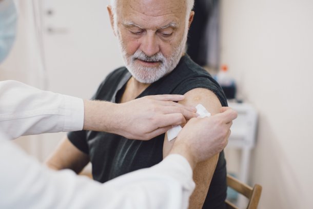 oudere man krijgt vaccinatie