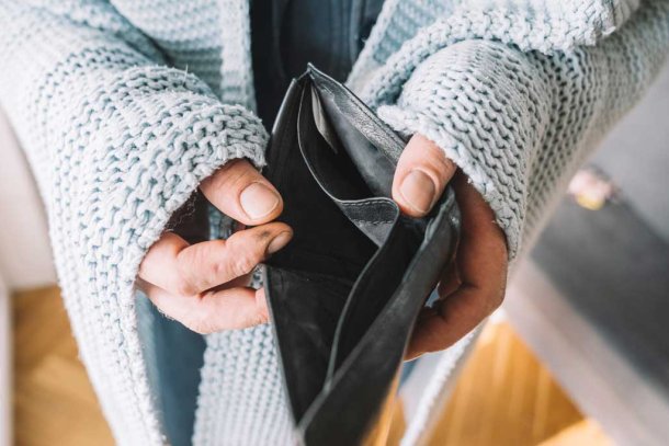 Vrouw met lege portemonnee