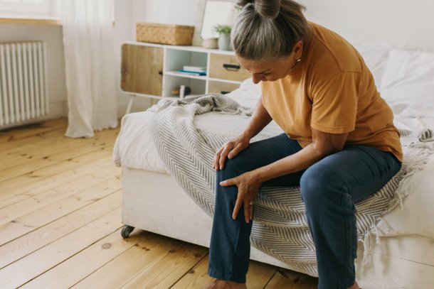 oudere vrouw heeft pijn aan knie