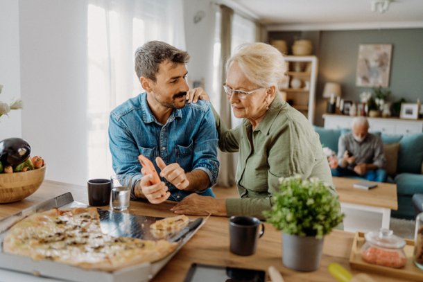 Grootouders bespreken iets met zoon