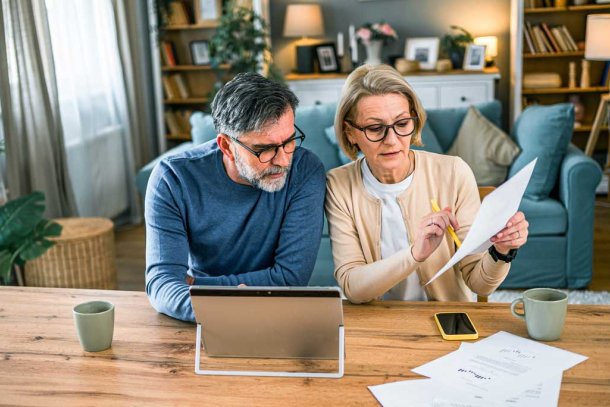 Man en vrouw zitten aan de administratie