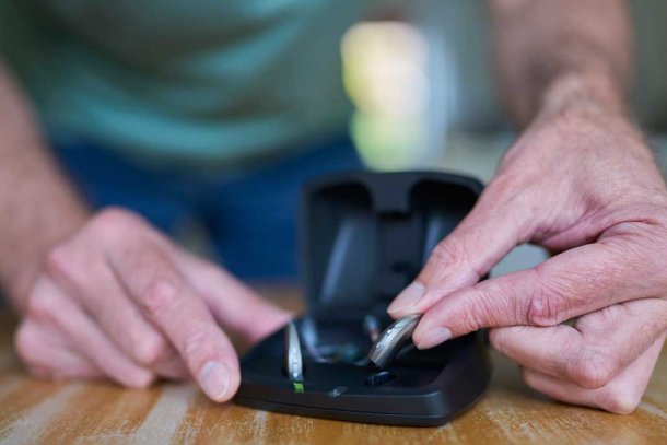 Hoorapparaten in oplader