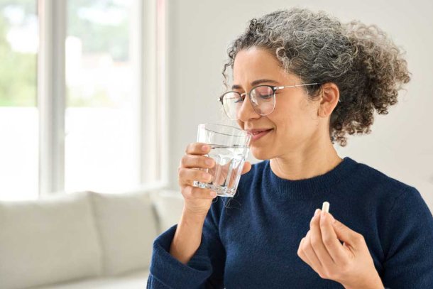 Vrouw neemt multivitamine