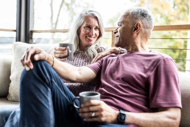 Man en vrouw in de ochtend ontspannen aan een kop koffie 