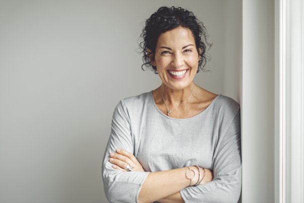 vrolijke vrouw van 50-plus