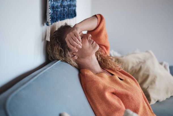 Vrouw in de overgang op de bank