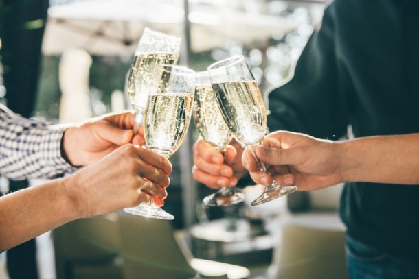 Mensen proosten met champagne
