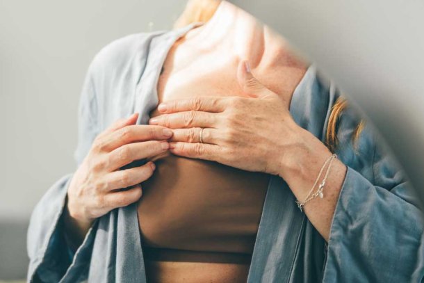 Vrouw doet borstkankerzelfonderzoek