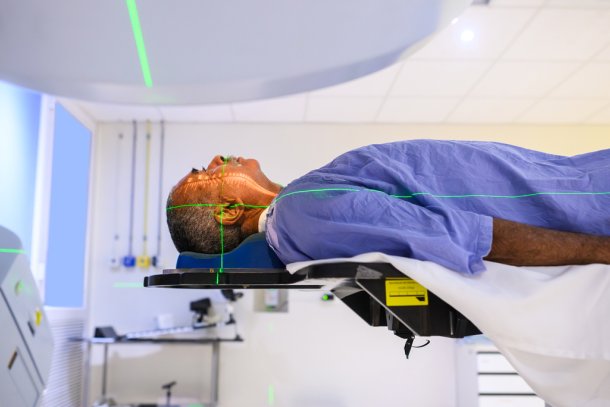 man wordt behandeld met laserlicht