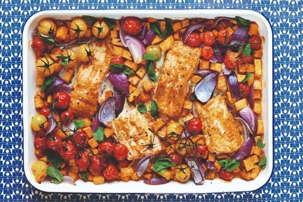 Zalm-tandoori met zoete aardappel, tomaten en rode ui