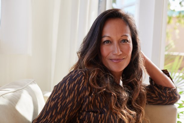 Mooie vrouw op de bank