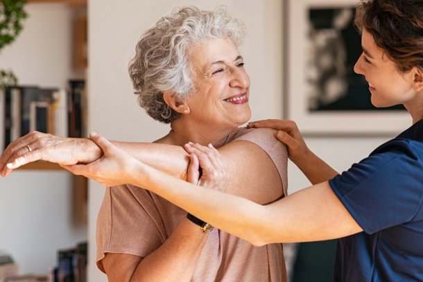 oudere vrouw krijgt fysiotherapie