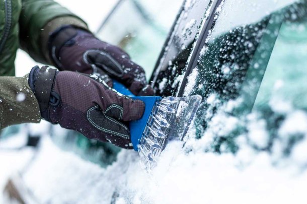 Iemand krabt de ruiten van zijn of haar auto