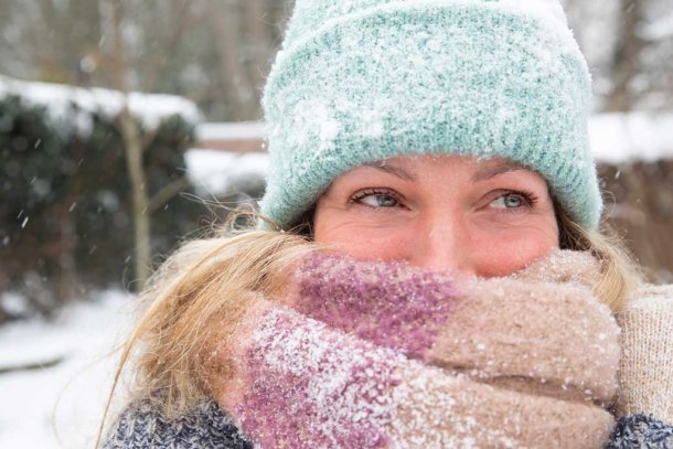 Vrouw in de koude winter buiten 