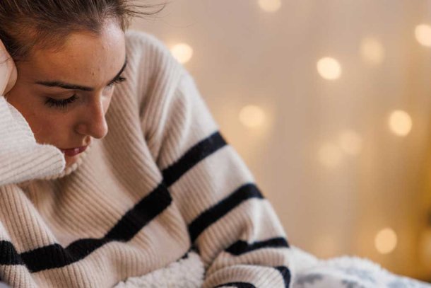 Vrouw op de bank met een winterdip, heeft nergens zin in