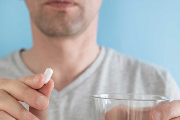 Man slikt statines om zijn cholesterol te verlagen