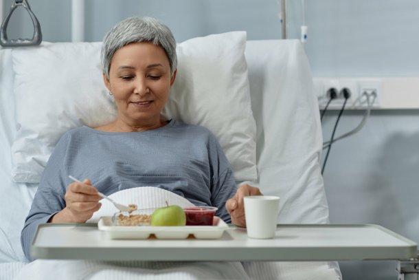 zieke vrouw eet gezond