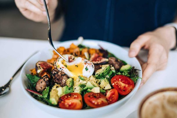 Vrouw eet gezonde koolhydraatarme maaltijd