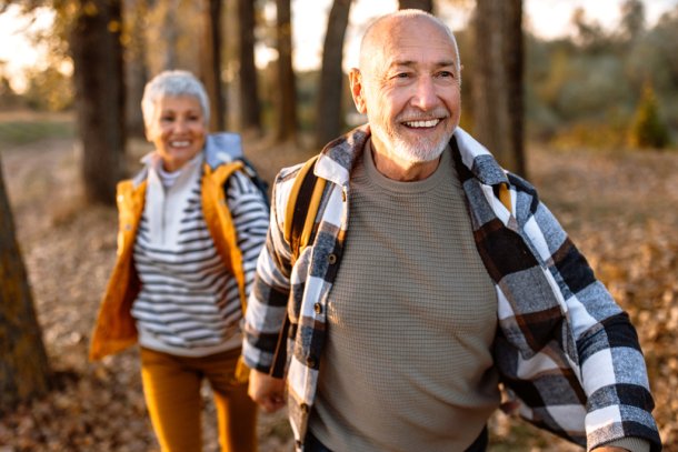 ouder stel wandelt in het bos