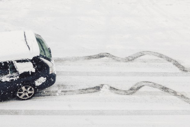 auto in de slip in de sneeuw