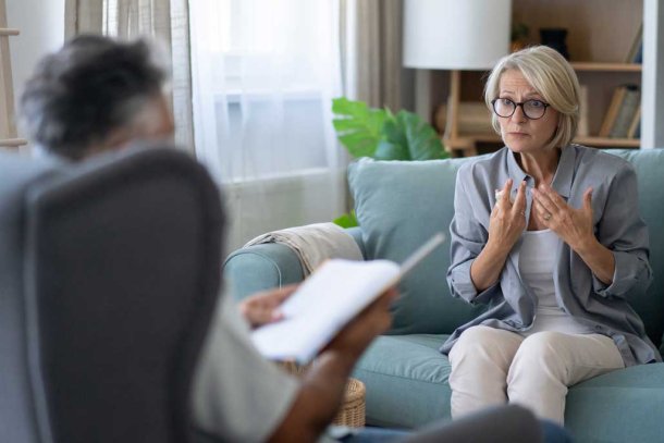 Vrouw op de bank in gesprek met een psycholoog