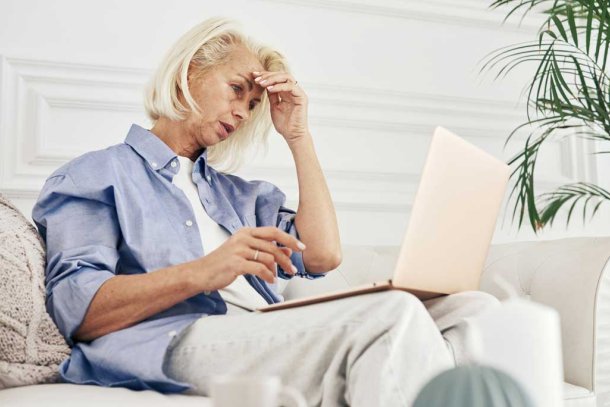 Vrouw in de stress achter laptop
