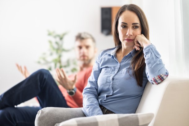 Vrouw en man hebben ruzie op de bank
