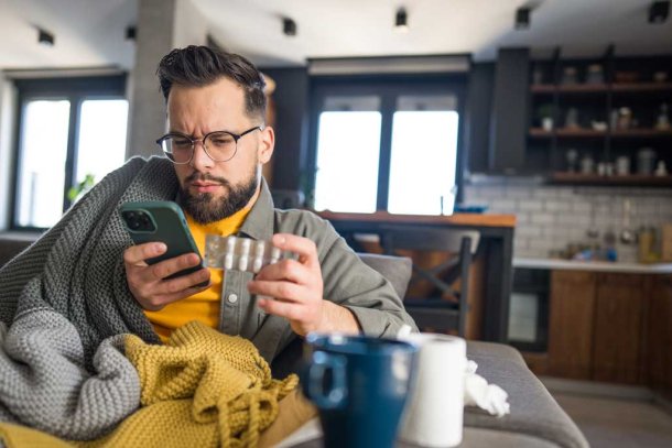 Man zoekt gezondheidsinformatie op telefoon