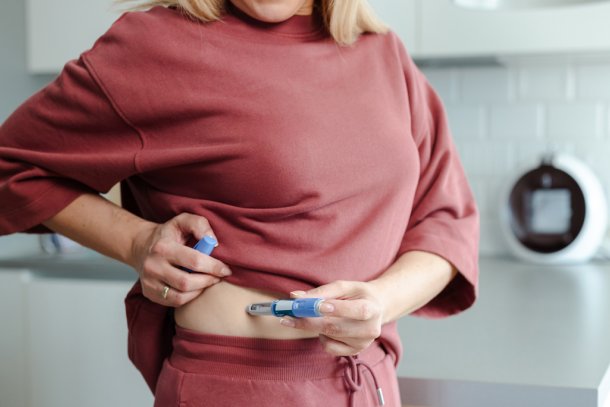 vrouw gebruikt afslankmedicijn