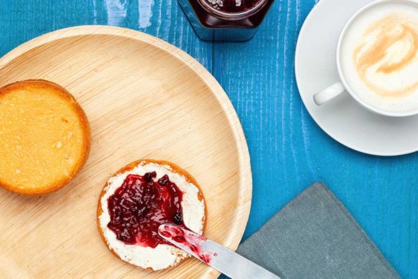 Twee beschuitjes: een met jam en een zonder beleg