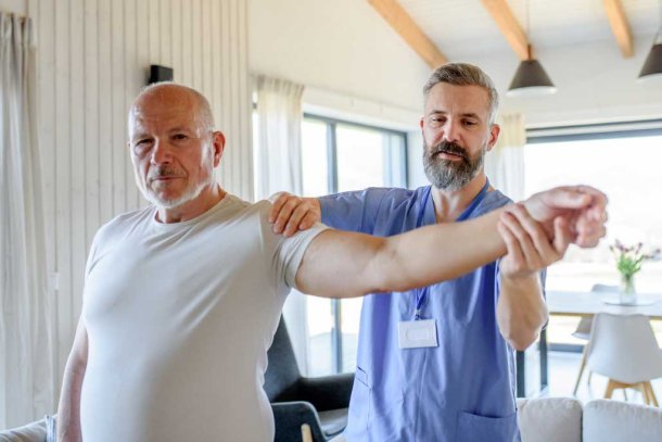 Man bij fysio